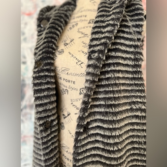 NEIMAN MARCUS COLLECTION Vest - Picture 7 of 11